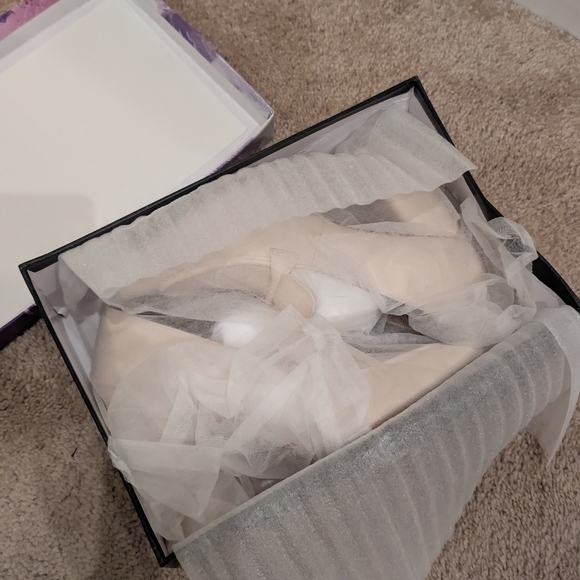 NIB FOWT Cream Women's Loafers 8 - Picture 9 of 11